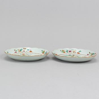 A set of six (4+2) famille rose dishes, Qing dynasty, Qianlong (1736-95).