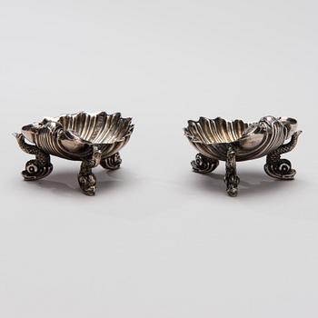 SALTKAR ETT PAR, silver, London 1871, vikt 77 g.