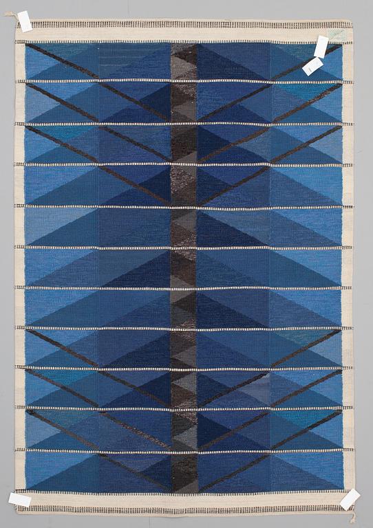 MATTA. "Vinterträd blå". Rölakan. 219,5 x 150 cm. Komponerad av Ingrid Dessau, tillverkad av Hemslöjden Borås.