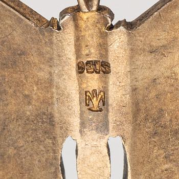 Broscher, 2 st, silver och emalj, David Andersen resp Marius Hammer, Norge.