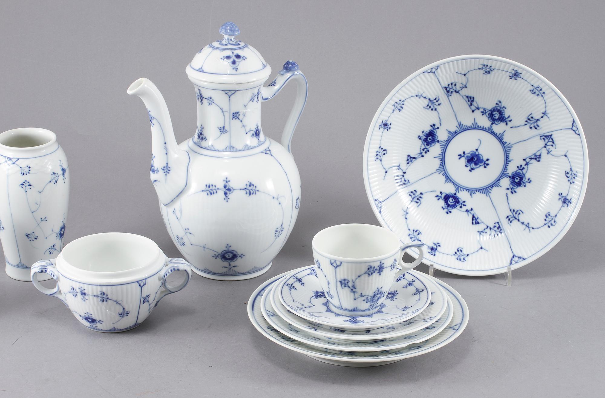 SERVISPORSLIN, 24 delar, porslin, "Musselmalet", Royal Copenhagen, 1900-talets andra hälft.