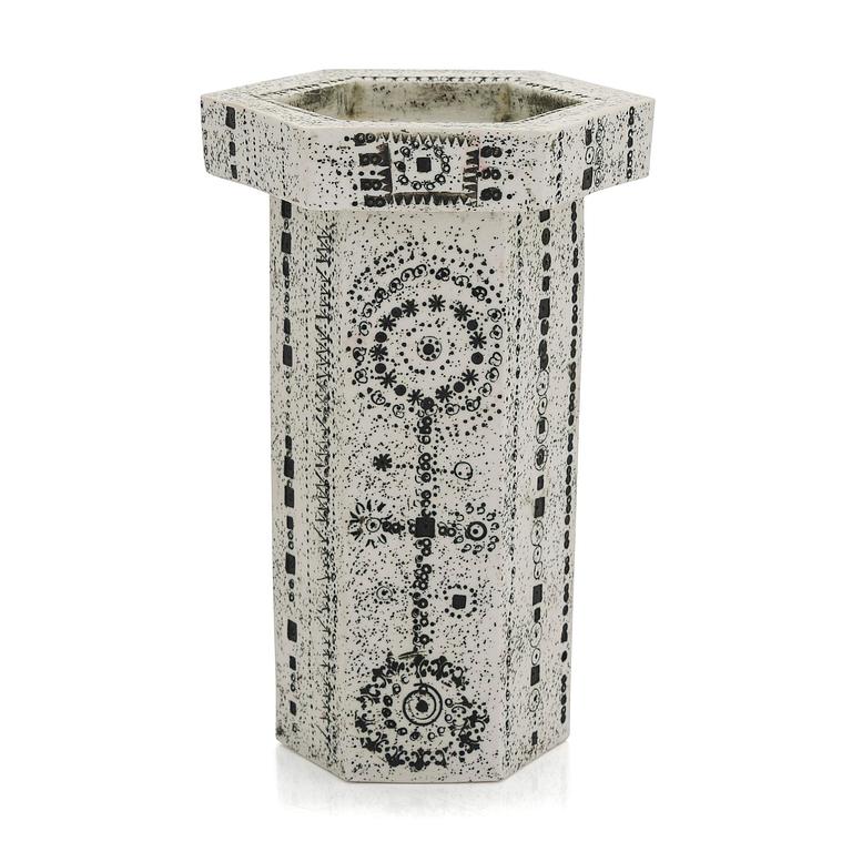 Rut Bryk, kynttilänjalka, kivitavaraa, signeerattu BRYK.