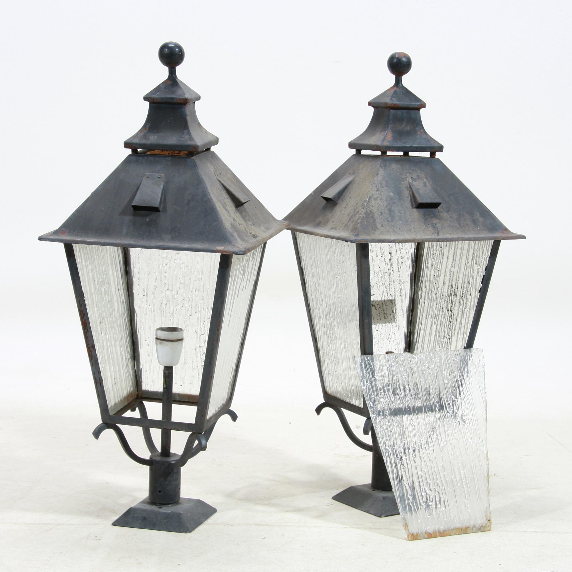 YTTERBELYSNING 2 st, järn och glas. 1900-tal.