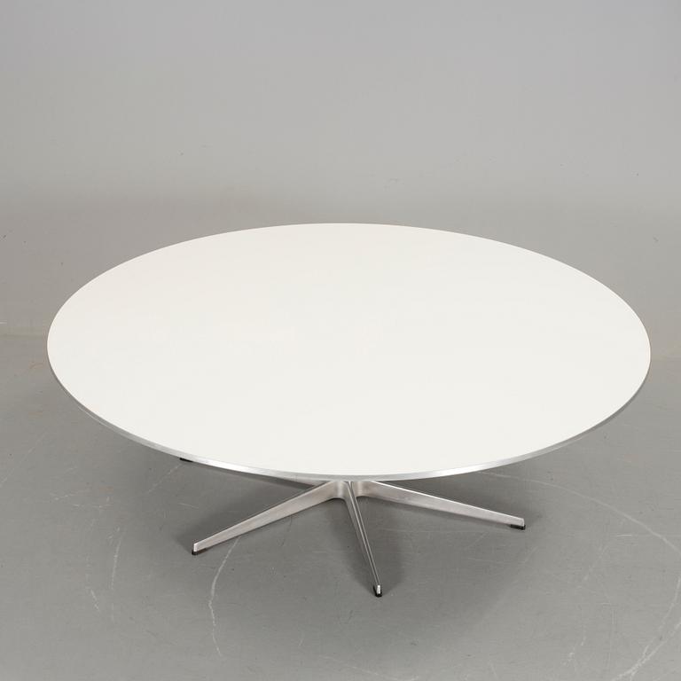 BORD, "A825", Piet Hein, Arne Jacobsen och Bruno Mathsson för Fritz Hansen, 2001.