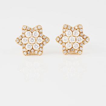 ÖRHÄNGEN, 18K guld med briljantslipade diamanter ca 0.55 ct. Vikt 2,2 gram.