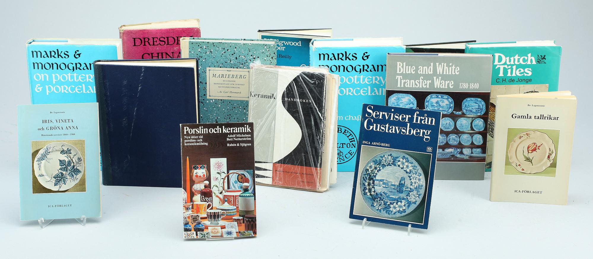 BOKPARTI OM KERAMIK, 14 vol, bla "Marks and monograms on pottery & porcelain" I-II, av William Chaffers, London 1965.