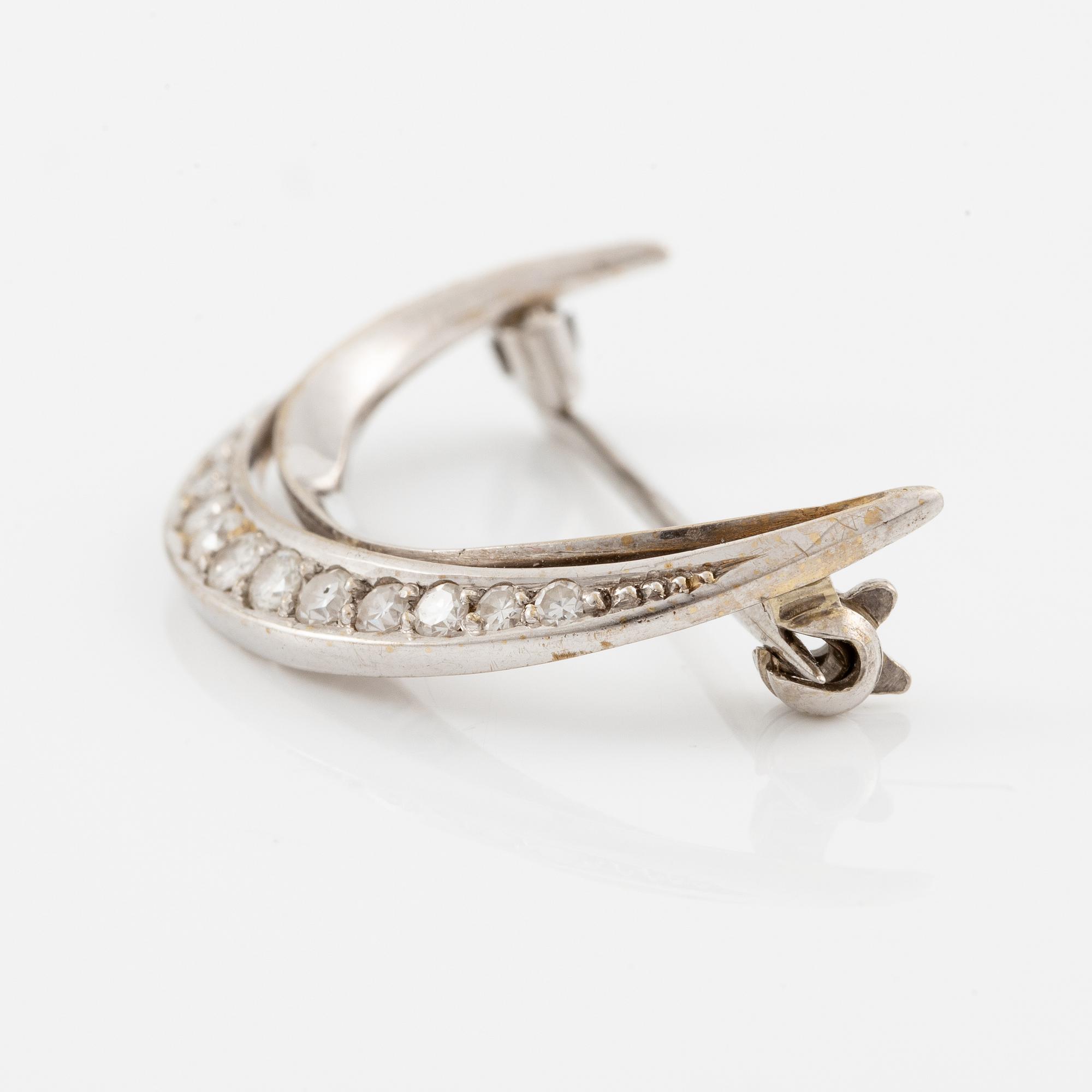 Brosch, Engelbert, i form av månskära, 18K vitguld med diamanter.