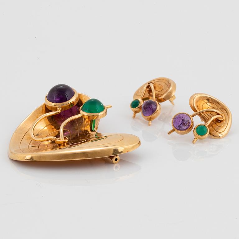 An 18K gold brooch and a pair of earrings set with quartz by Stigbert.