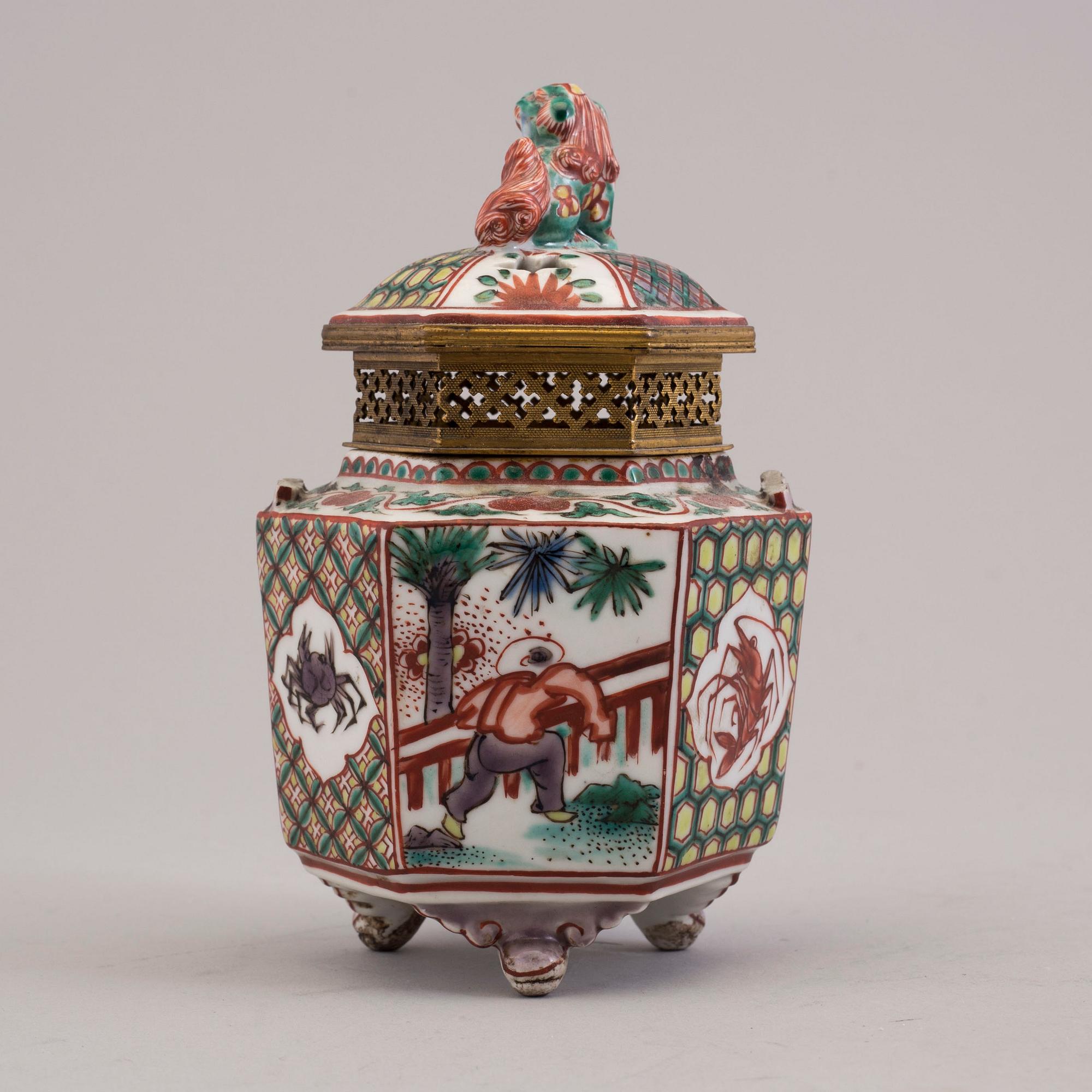 Two Japanese vases, bronze and porcelain, 20th century.