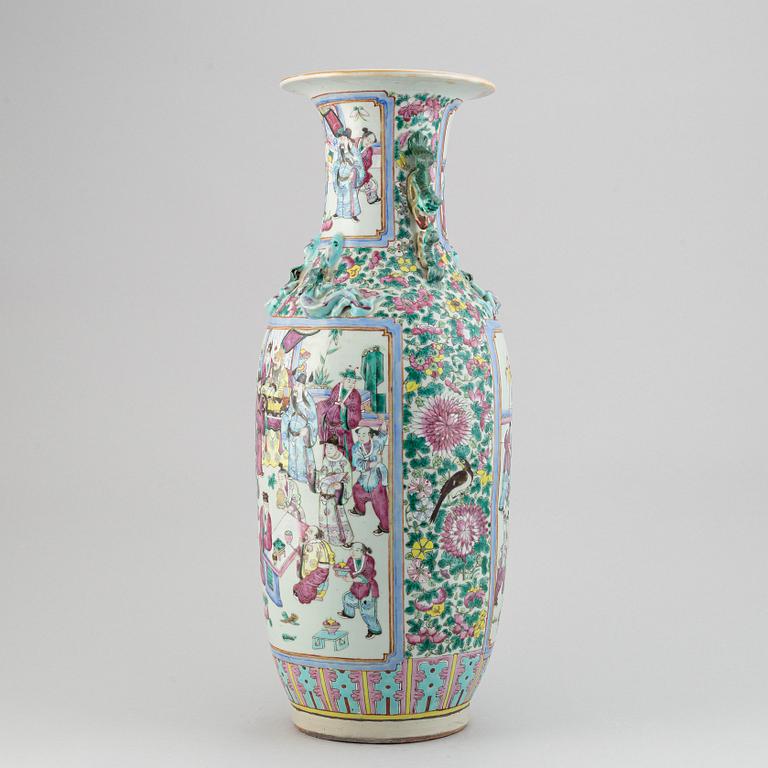 A famille rose vase, Qing dynasty, late 19th century.