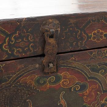 A Chinese chest, 20th century.