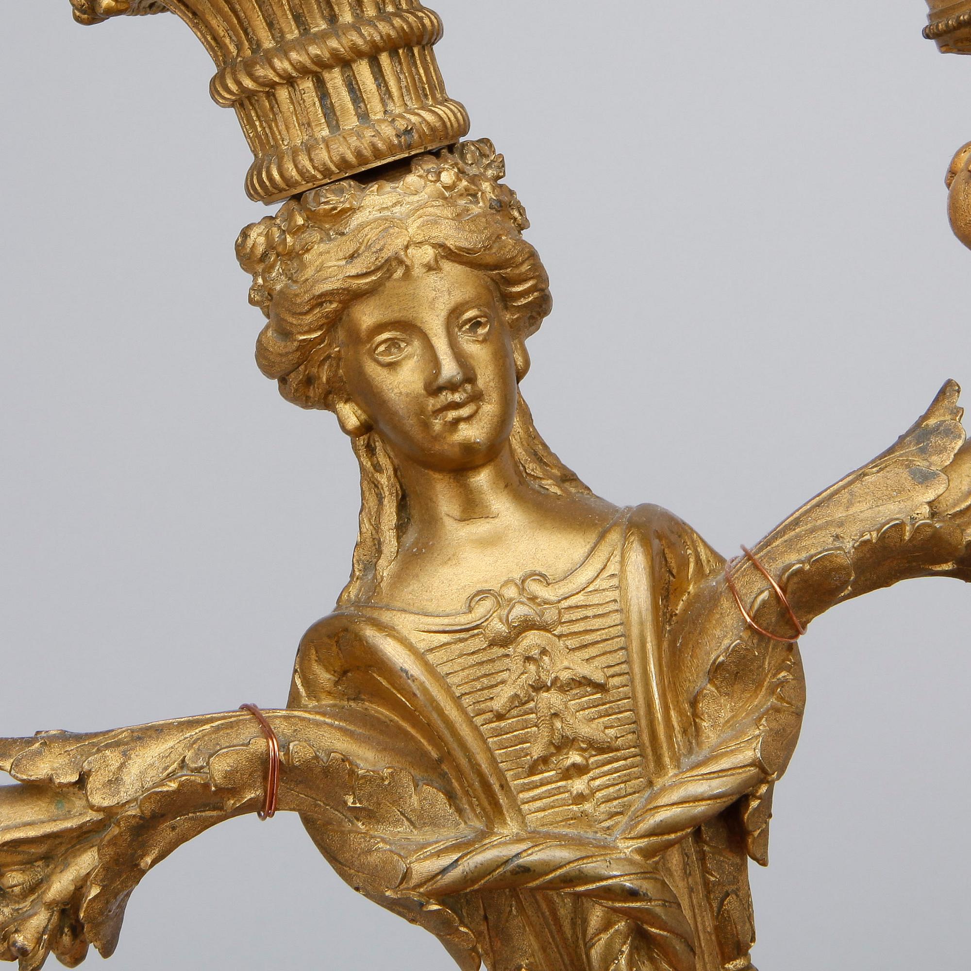 BORDSLAMPOR, ett par förgylld mässing, Ny-Louis XVI, 1800-talets andra hälft.