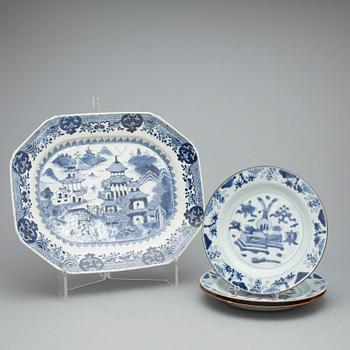 STEKFAT samt TALLRIKAR, 4 delar, porslin, Qing dynastin, Kangxi resp Qianlong, 1700-tal.