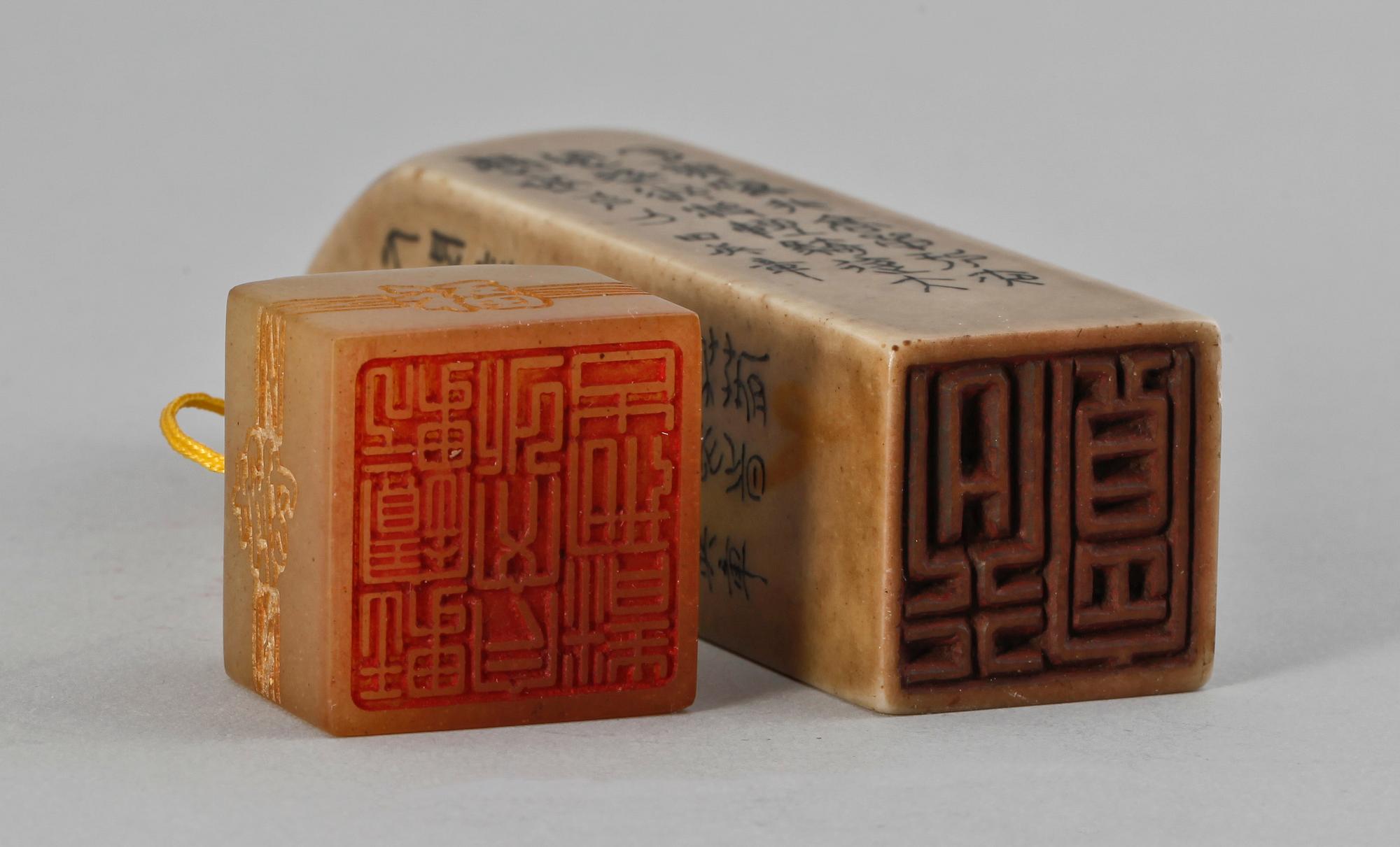 SIGILL, 2 st, sten resp jade, Kina, 1900-talets början.