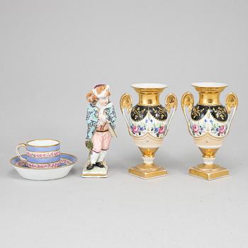 A group of European ceramics, circa 1900. (4 pieces).