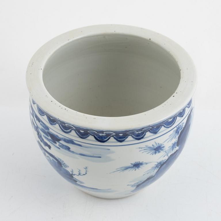 A Chinese blue and white porcelain flower pot, Qing dynasty, 19th century.