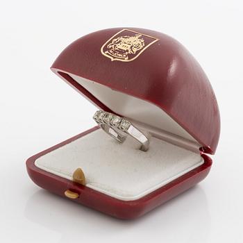 Ring, 18K white gold set with five brilliant-cut diamonds.