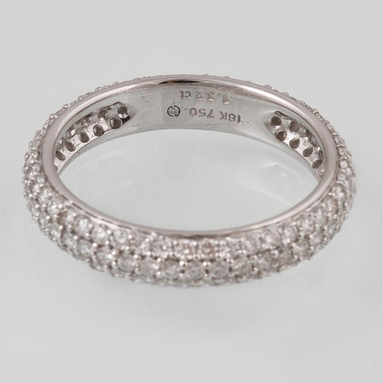 RING, 18K vitguld med briljantslipade diamanter 1.32 ct. Vikt 3,4 ct.
