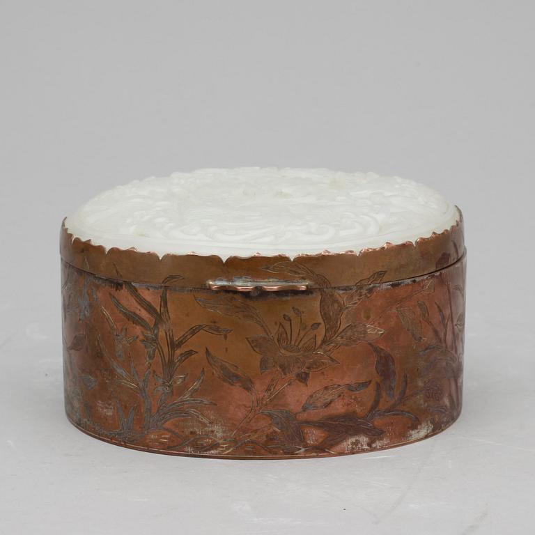 DOSA, nefrit och koppar, Kina, 1900-talets mitt.