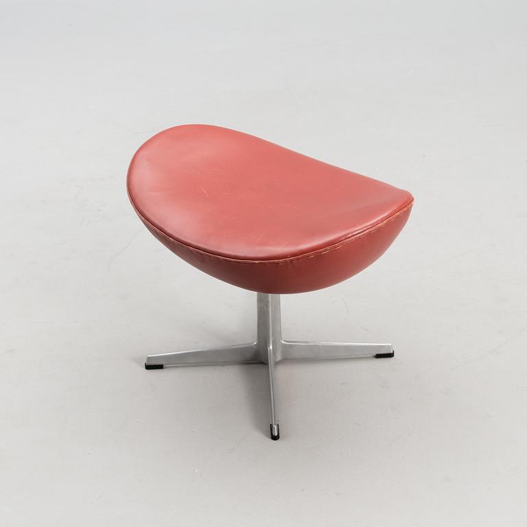 An 'Egg chair' and ottoman manufactured by Fritz Hansen, Denmark 1975.