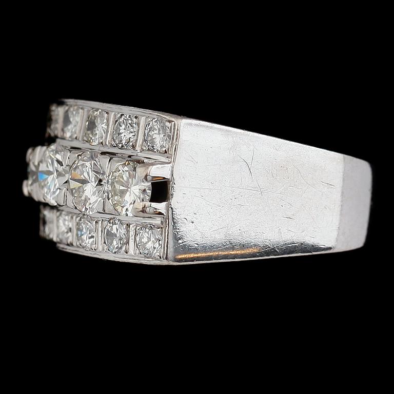 RING, 14 k vitguld, briljantslipade diamanter tot ca 1.60 ct, BLG Stockholm. Vikt ca 9,5 g.