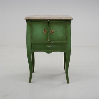 POTTSKÅP, rokokostil, omkring sekelskiftet 1900.