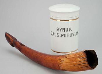 APOTEKSBURK SAMT HORN, fajans, "Syrup. Bals. Peruvian.", hornet Afrika, 1900-talets början.