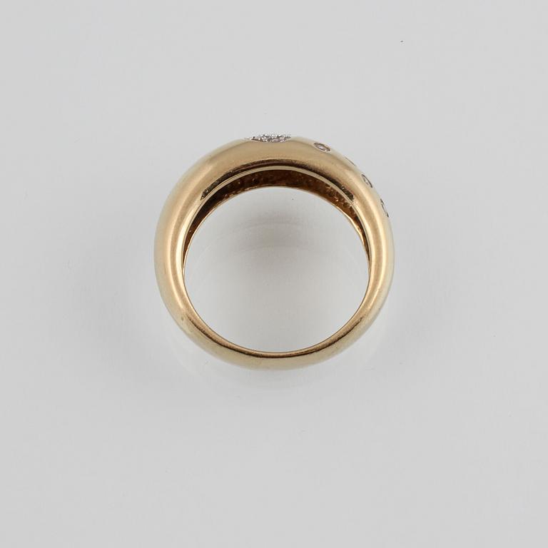 RING, 18K guld med 23 briljantslipade diamanter ca 0.34 ct. Vikt 9,7 gram.