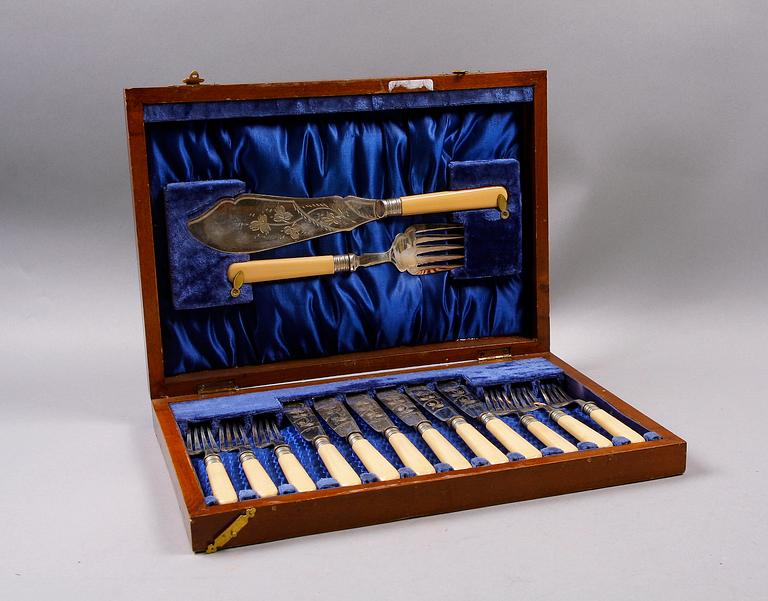 FISKBESTICK, 14 delar, nysilver, England tidigt 1900-tal.