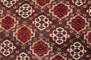 A carpet, an antique Chodor main carpet, Turkmenistan, ca 377-381,5 x 233-240 cm (as well as  2-2,5 cm flat weave.