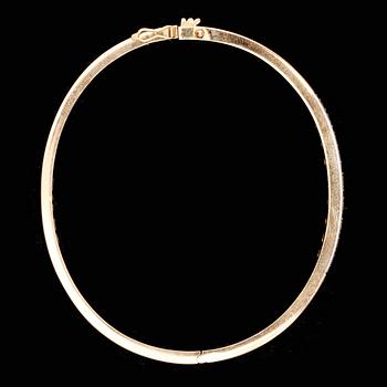 ARMBAND, 18 K, ESM, 1962 med 9 doserade briljanter, 1.36 ct, enligt gravyr. Vikt ca 30 g.