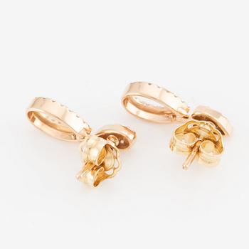 A pair of earrings in 18K rose gold with round brilliant-cut diamonds.