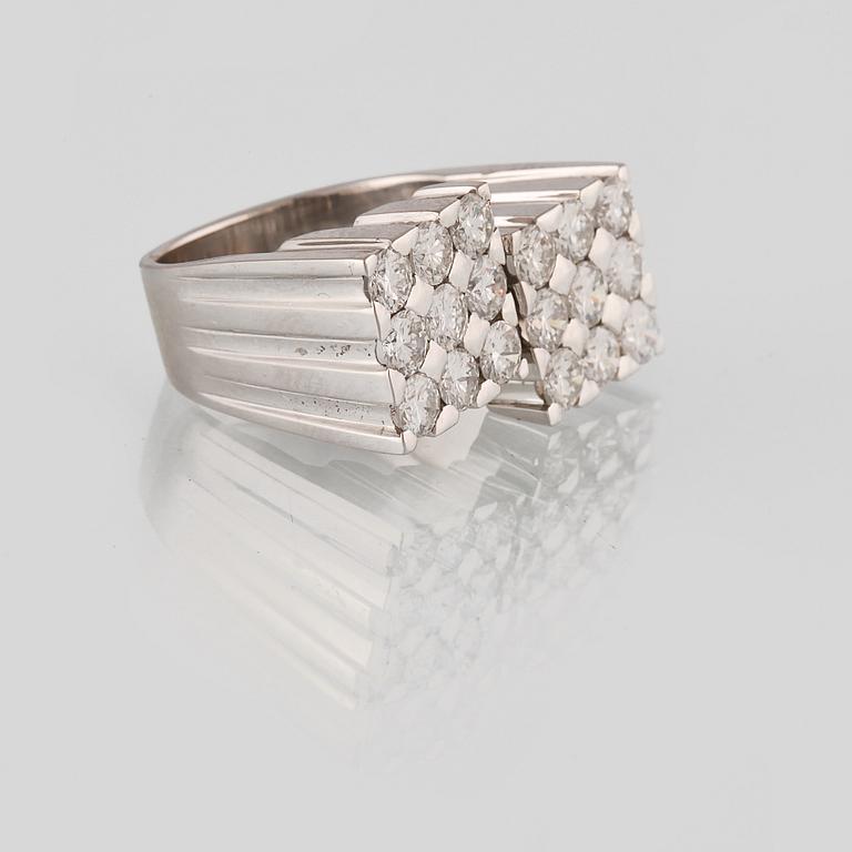 RING, 18K vitguld med 18 briljantslipade diamanter ca 1.80 ct, utländska stämplar. Vikt 11,5 gram.