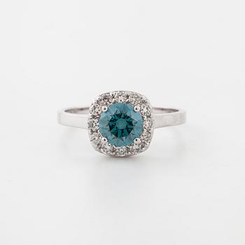 RING, med behandlad blå diamant ca 0.70 ct samt briljantslipade diamanter totalt ca 0.15 ct.