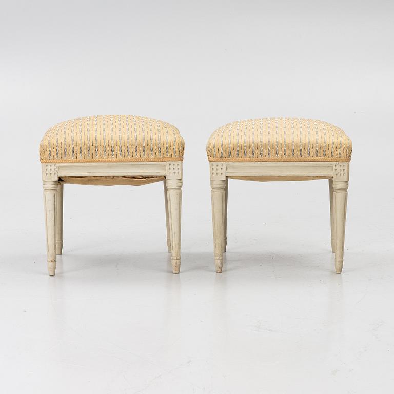 Taburetter, ett par, gustavianska, omkring 1800.