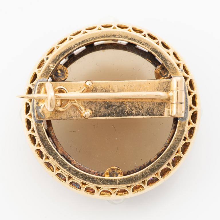 18K gold brooch with intaglio cameo, rubies, pearls and rose-cut diamonds.