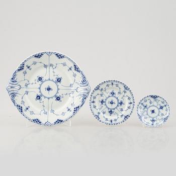 Servisdelar, 29 st, porslin, "Musselmalet", Royal Copenhagen, Danmark.