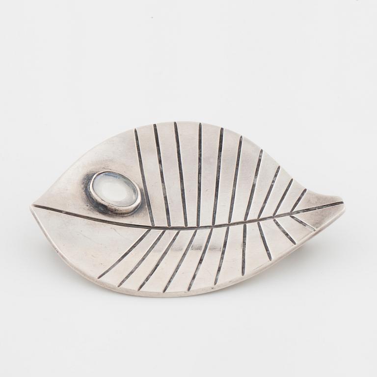 ATELJÉ STIGBERT, Stockholm, 1955, a cabochon cut moonstoen brooch.