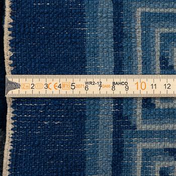 A Chinese rug, semi-antique /old, 191 x 157 cm.