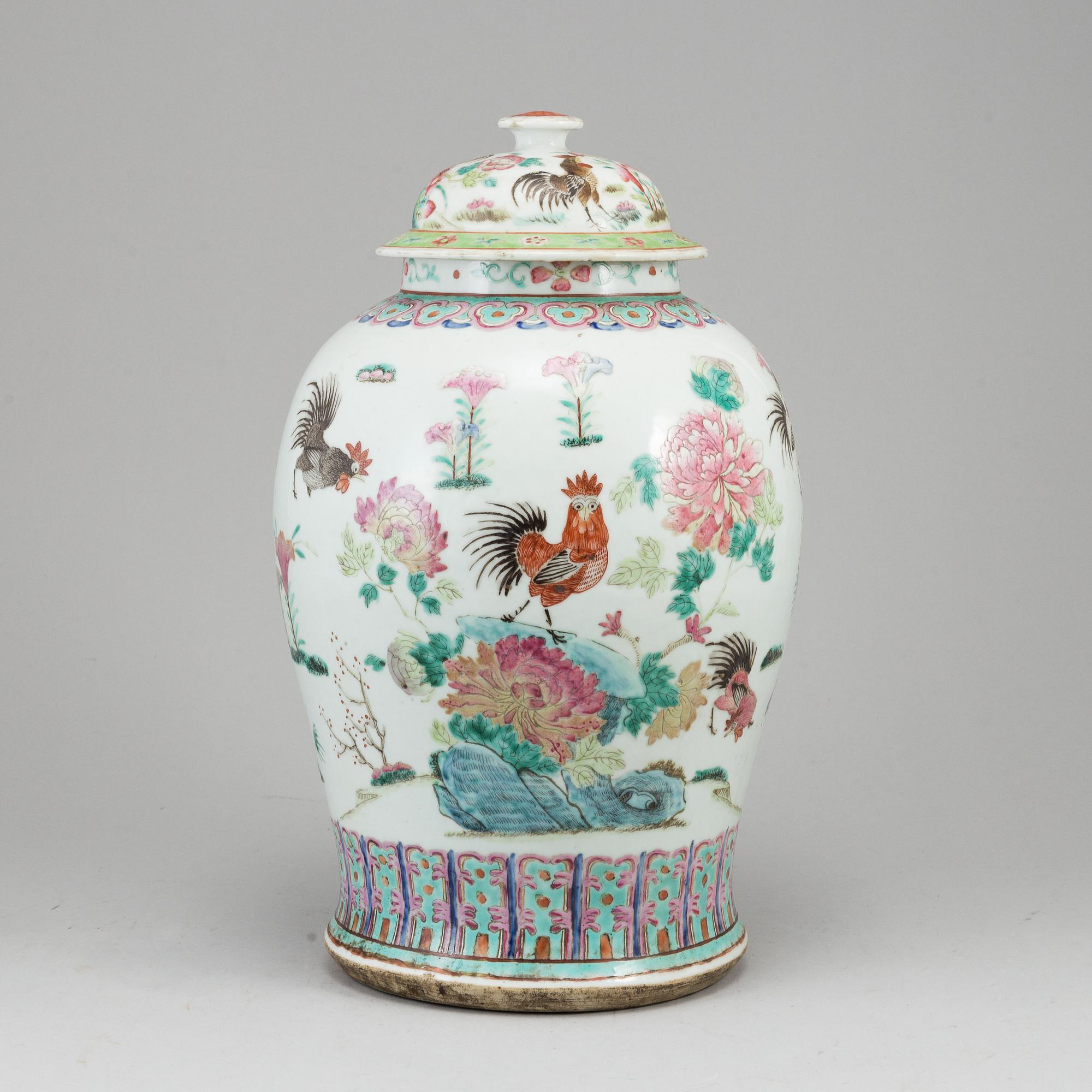 A large famille rose vase with cover, Qing dynasty, late 19th century.