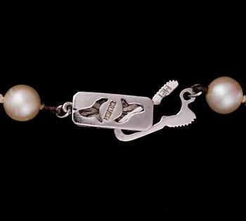 PÄRLCOLLIER, graderade, silverlås med pärldekor. 1900-talets senare hälft.