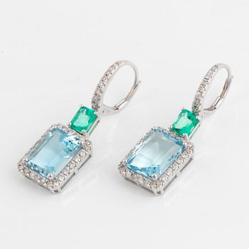 ÖRHÄNGEN, med akvamariner, smaragder och briljantslipade diamanter.