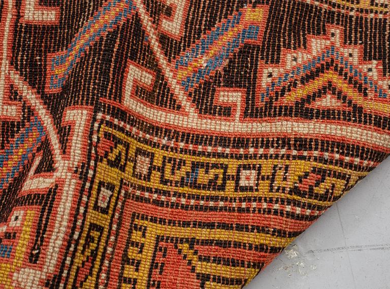 Matto, an antique Anatolian, ca 128 x 104,5-108 cm (as well as ca 8-10 cm flat weave at the ends).