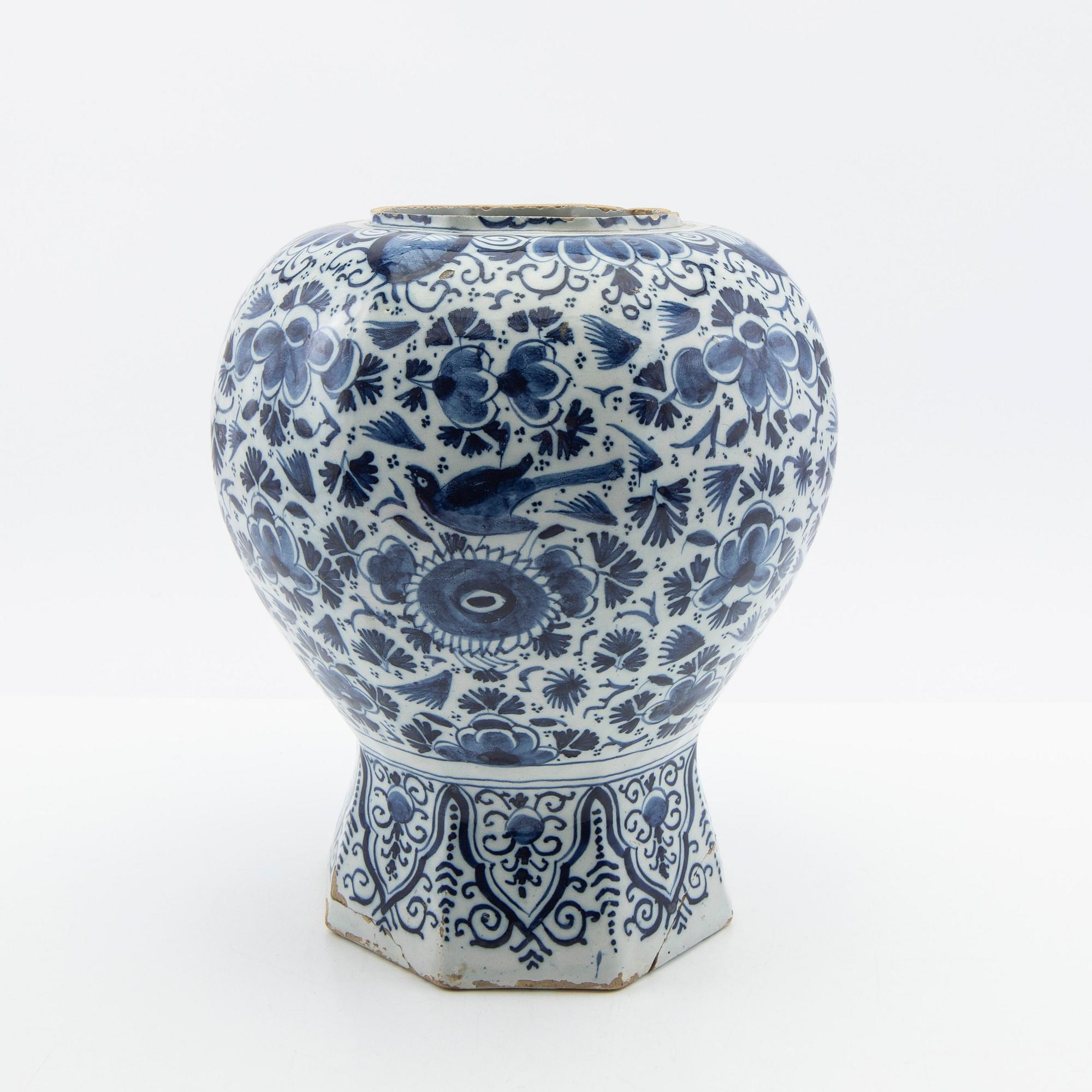 Urna, Delt, fajans, 1700-tal.