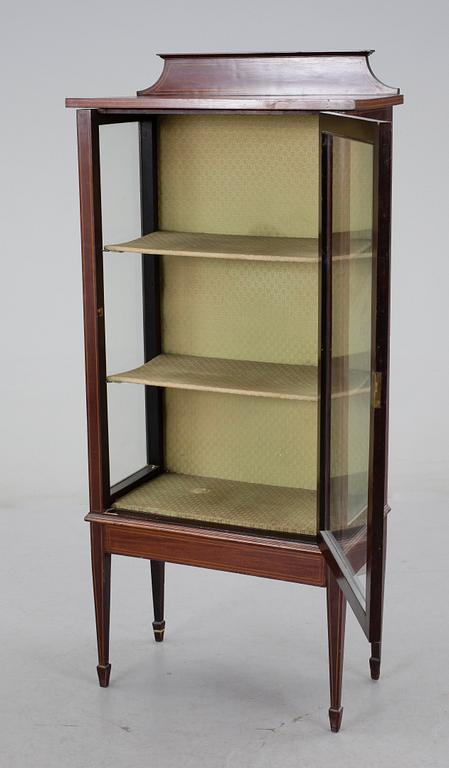 VITRINSKÅP, louis XVI-stil, 1900-tal.