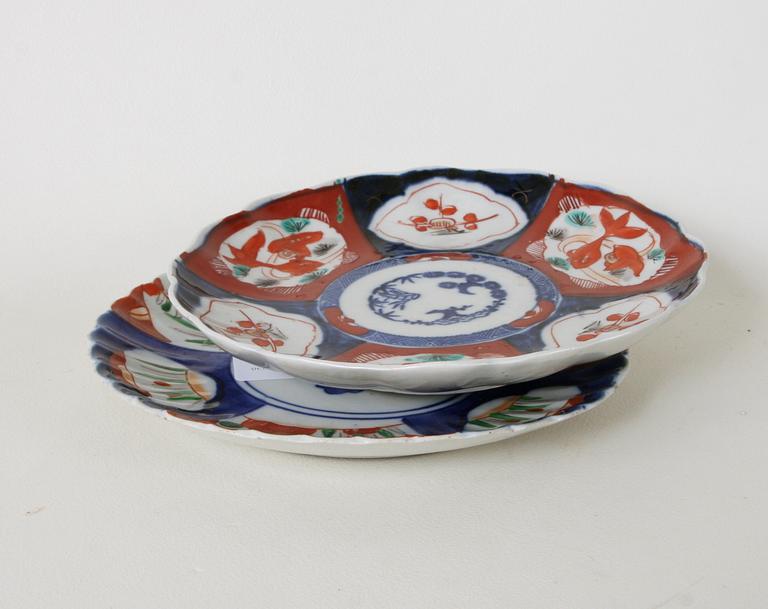 TALLRIKAR OCH SKÅLFAT, 2+2+1 delar.  Porslin. Japan, 1800-tal mm.