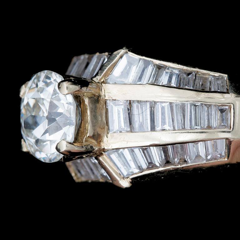 RING, 18k guld med diamanter en med äldre slipning ca1,02ct, baguettslipade tot ca 2,00ct enl uppg. Tot vikt 7,7g.