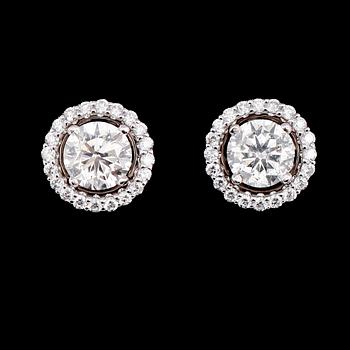 ÖRHÄNGEN, 1 par, 18 k vitguld, briljantslipade diamanter tot ca 2.52 ct.