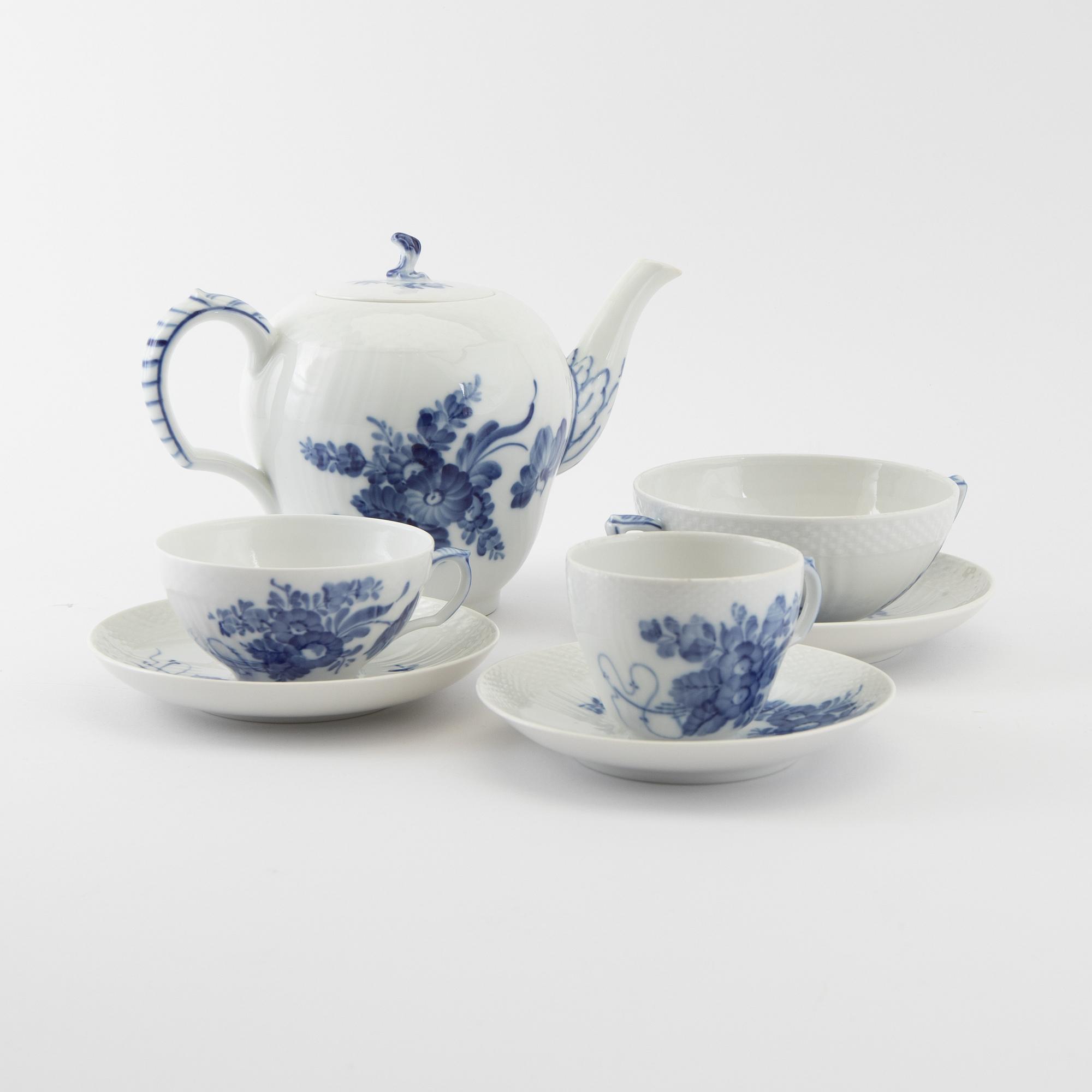 Service "Blue Flower" approx 96 pcs Royal Copenhagen Denmark 20th century porcelain.