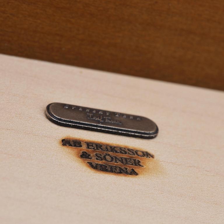 Josef Frank, sideboard, modell 2137, Firma Svenskt Tenn, samtida produktion.